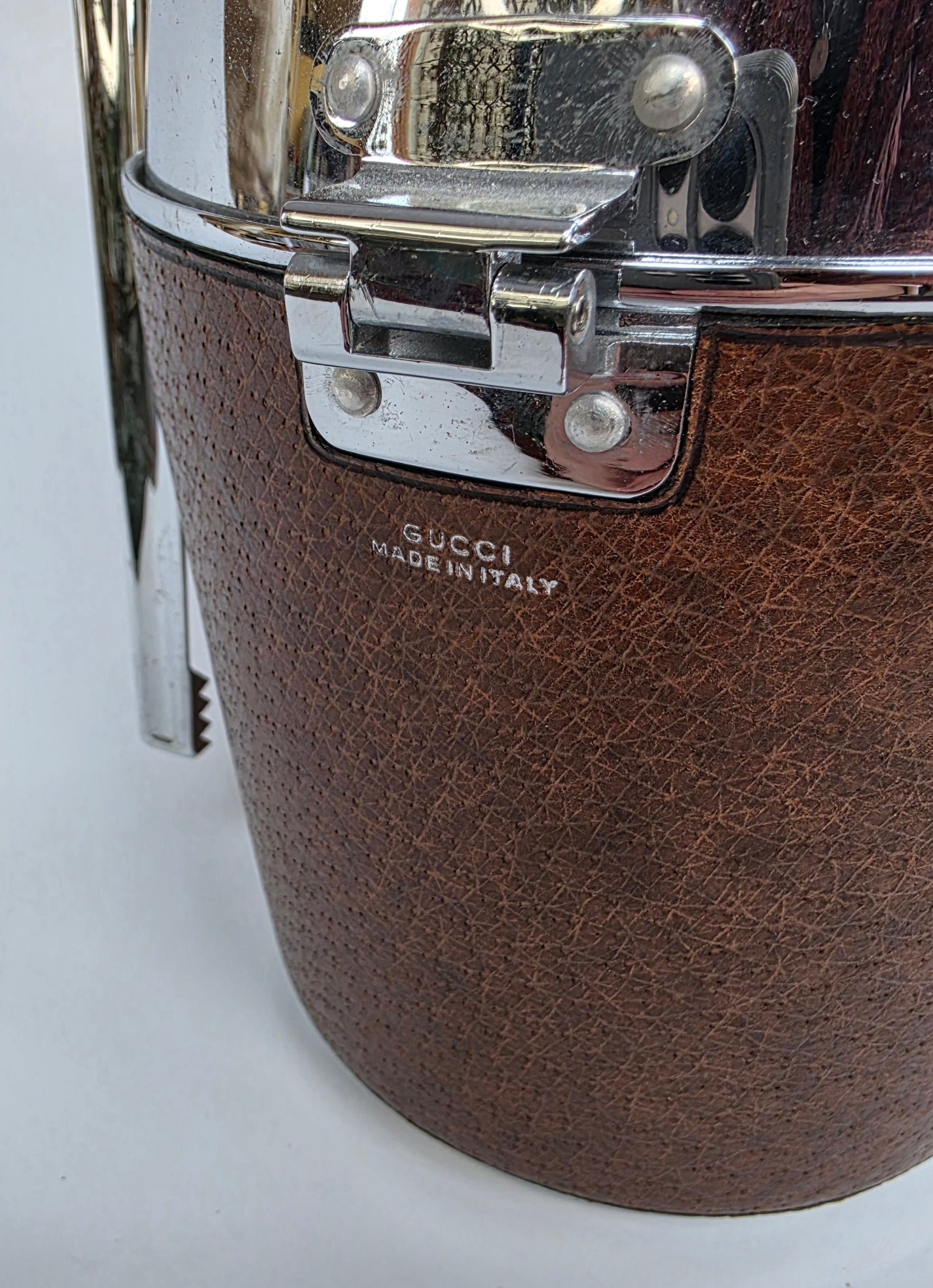Secchiello Portaghiaccio Gucci vintage in pelle e acciaio con pinze, anni '70