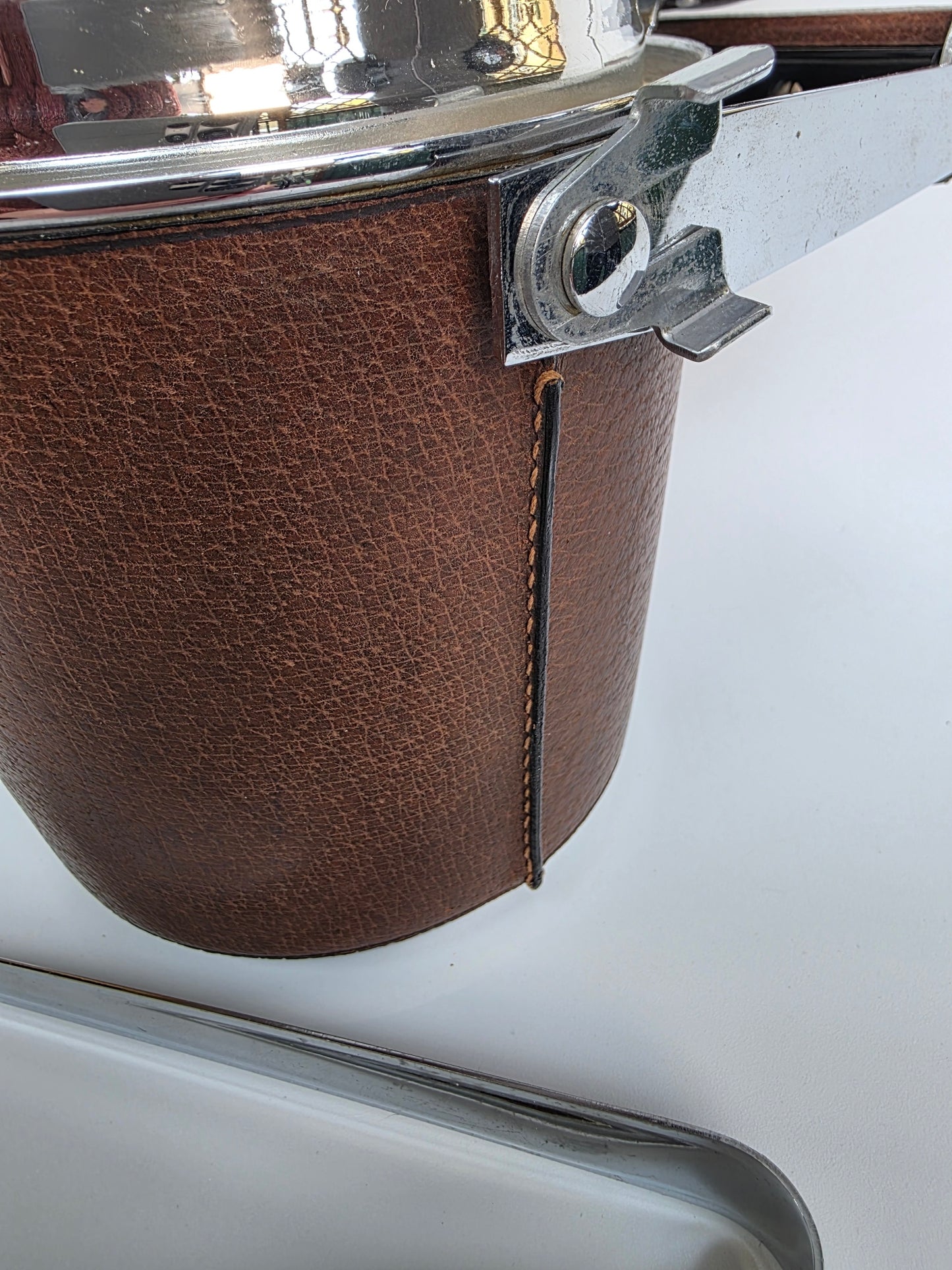 Secchiello Portaghiaccio Gucci vintage in pelle e acciaio con pinze, anni '70