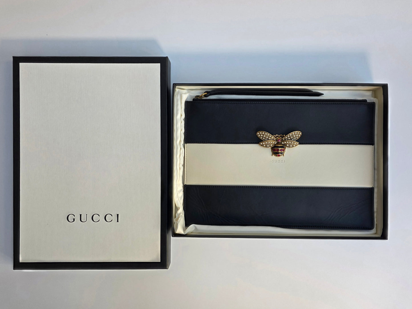 Pochette Gucci Queen Margaret in pelle nera e bianca, Pre-Fall 2017