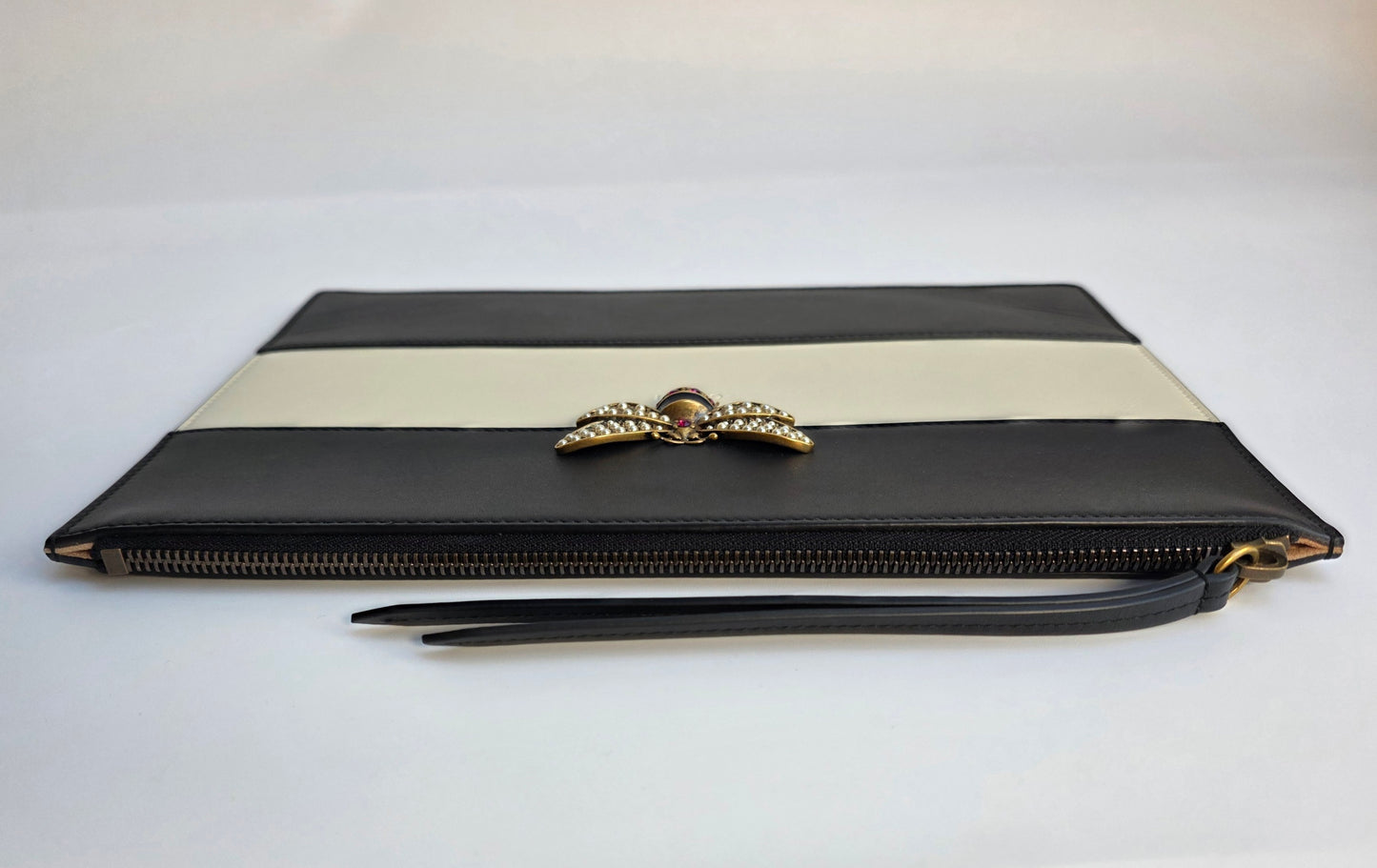 Pochette Gucci Queen Margaret in pelle nera e bianca, Pre-Fall 2017