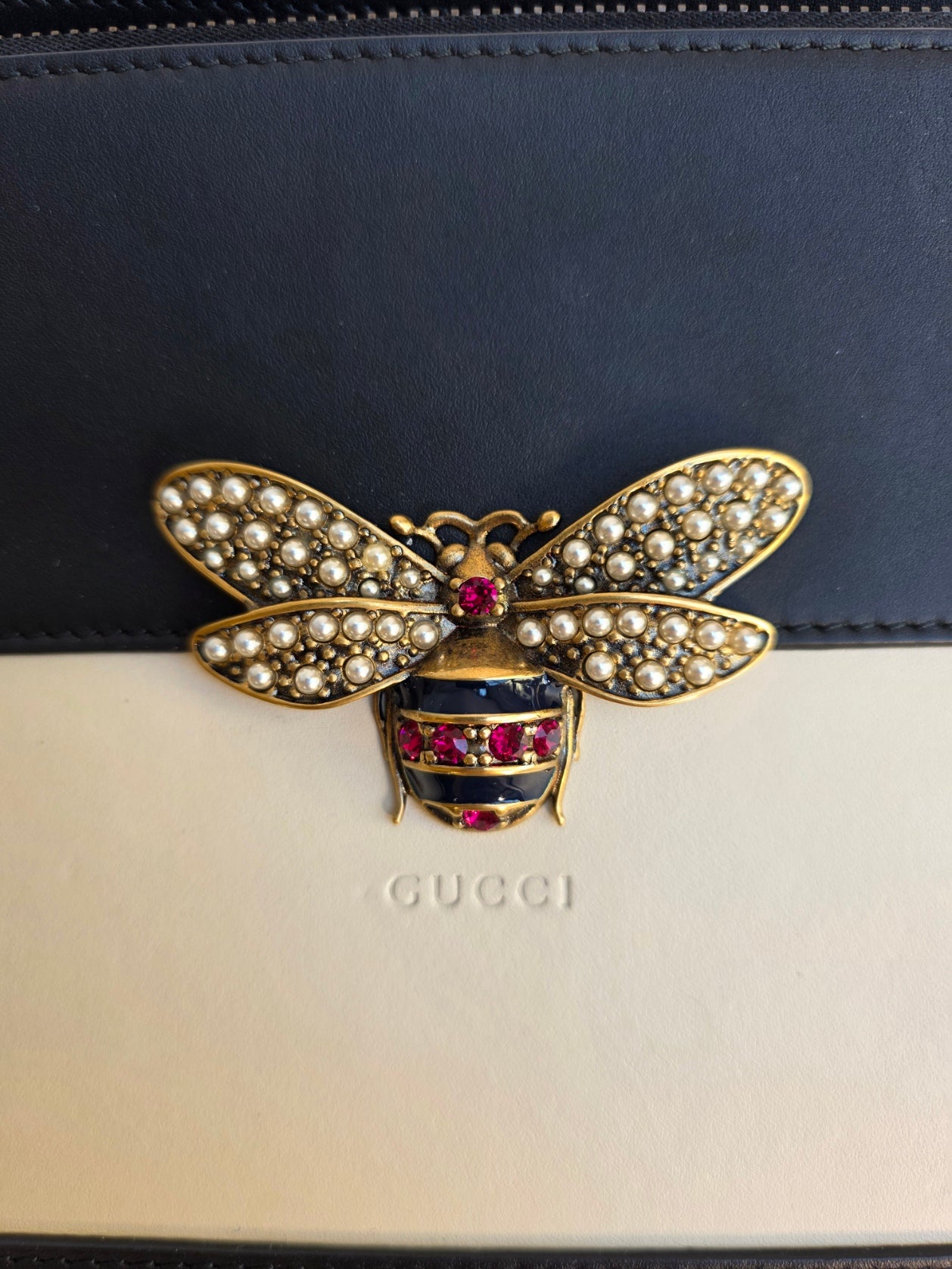 Pochette Gucci Queen Margaret in pelle nera e bianca, Pre-Fall 2017