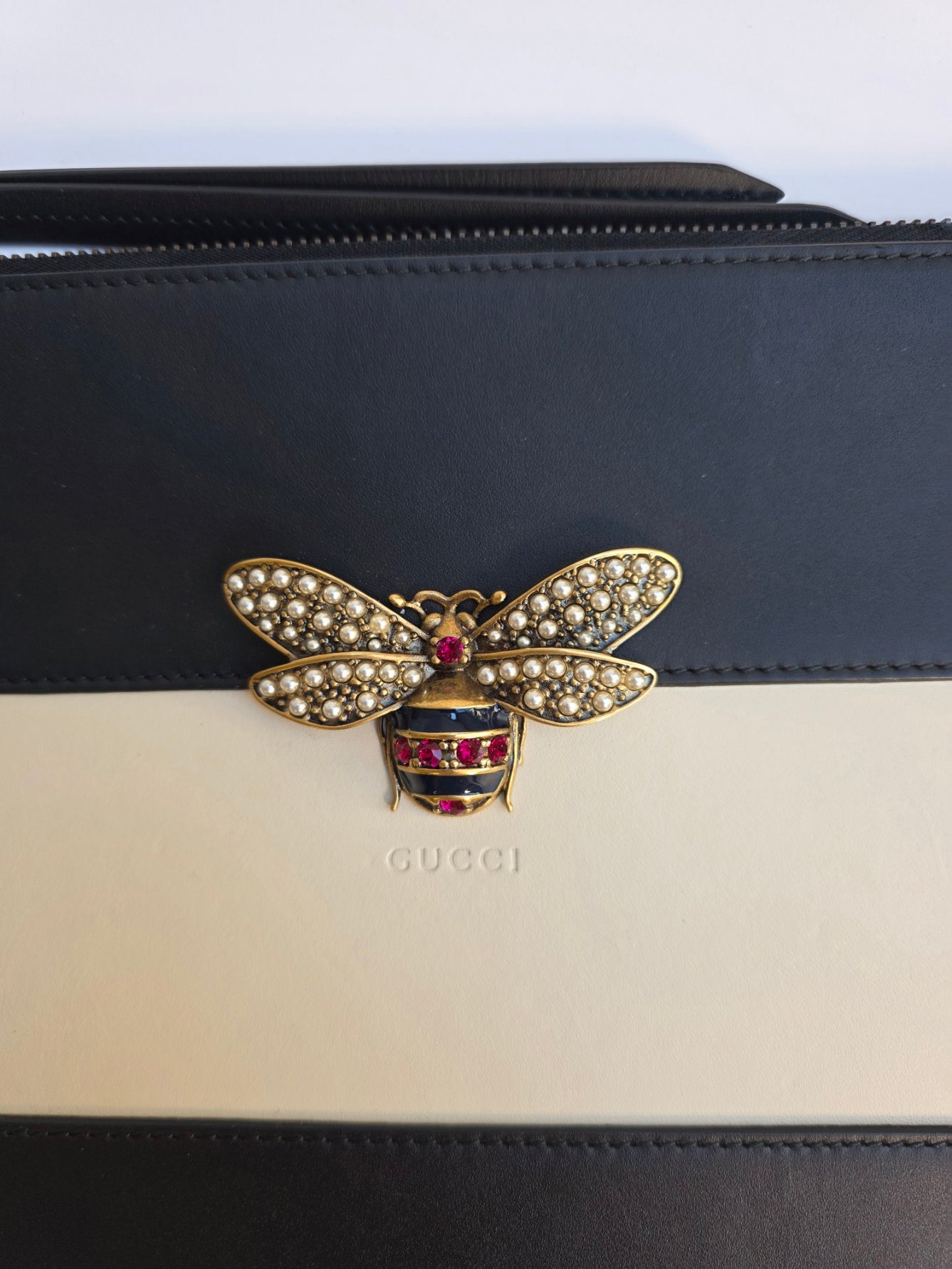 Pochette Gucci Queen Margaret in pelle nera e bianca, Pre-Fall 2017