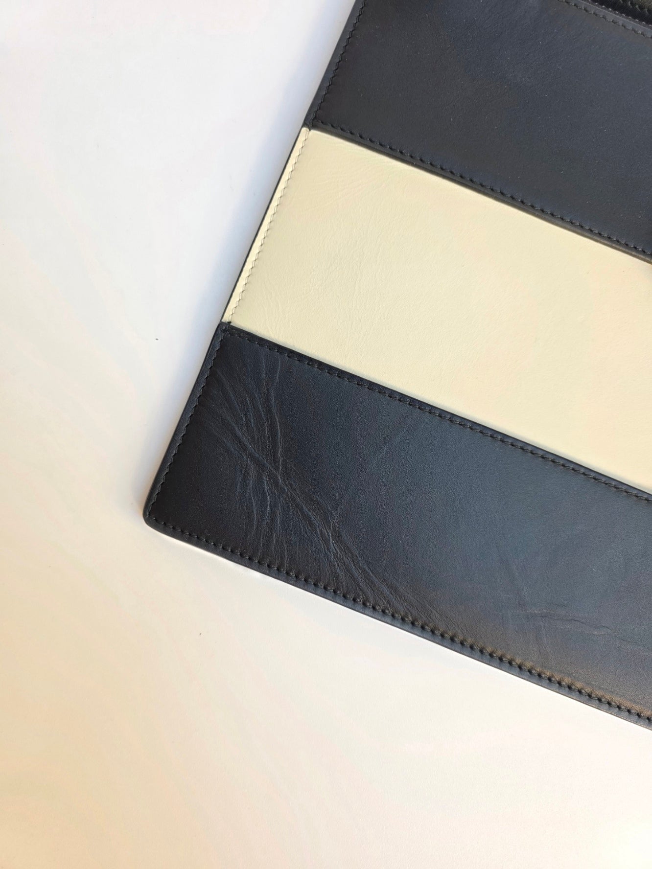 Pochette Gucci Queen Margaret in pelle nera e bianca, Pre-Fall 2017