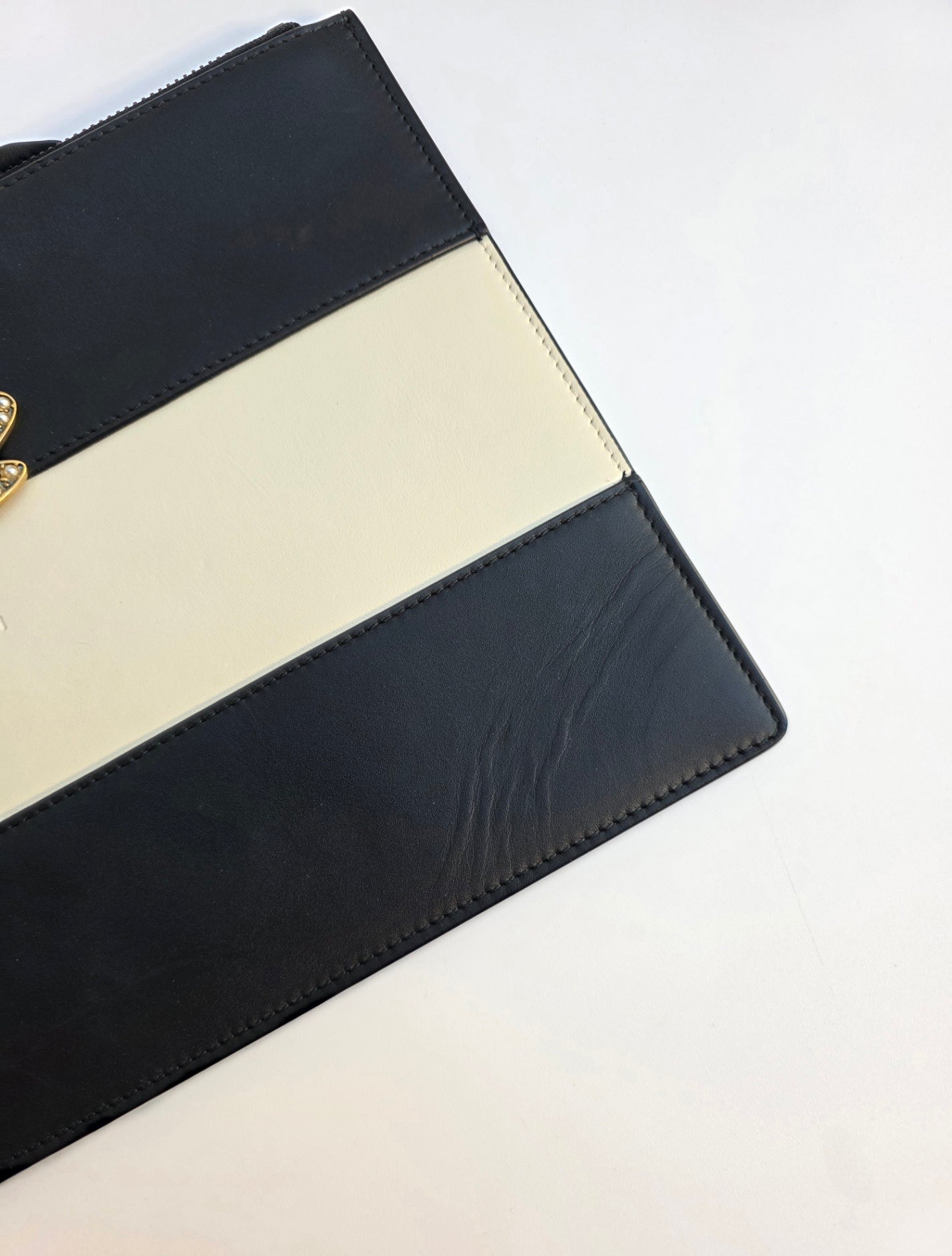 Pochette Gucci Queen Margaret in pelle nera e bianca, Pre-Fall 2017