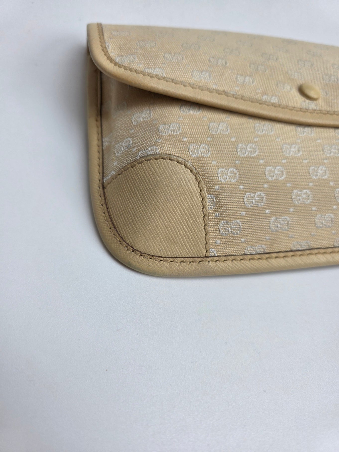 Mini pochette Gucci vintage in micro GG monogram e pelle beige, anni '90