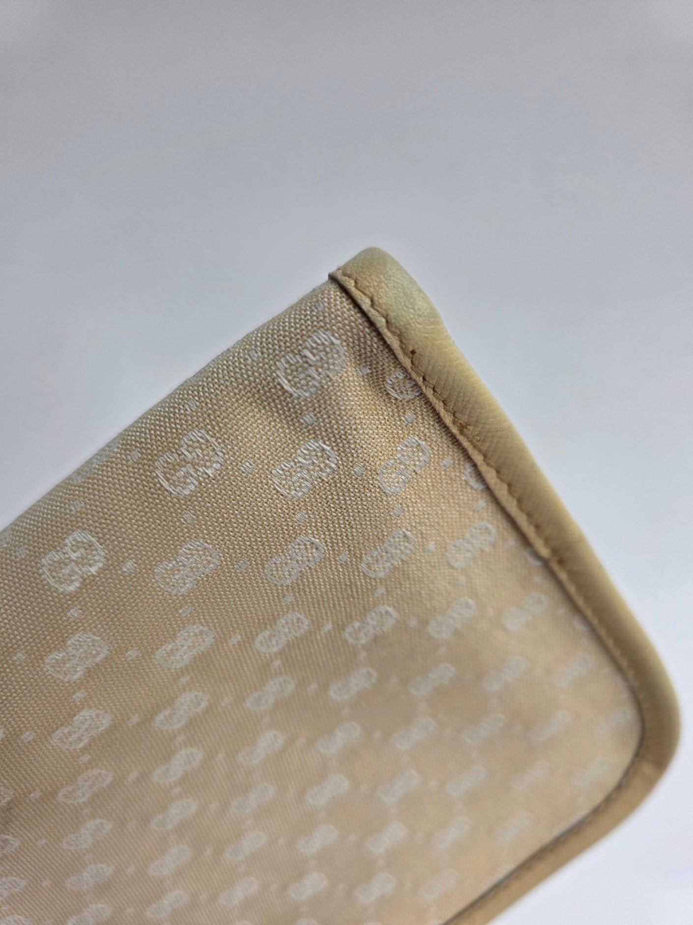 Mini pochette Gucci vintage in micro GG monogram e pelle beige, anni '90