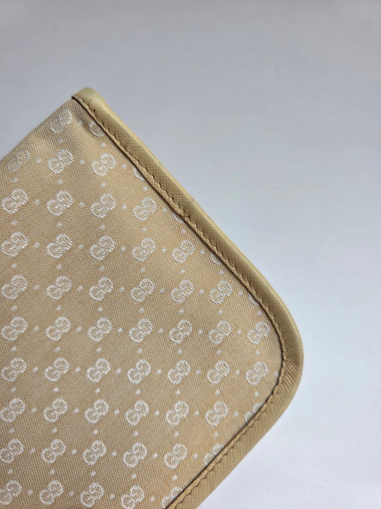 Mini pochette Gucci vintage in micro GG monogram e pelle beige, anni '90