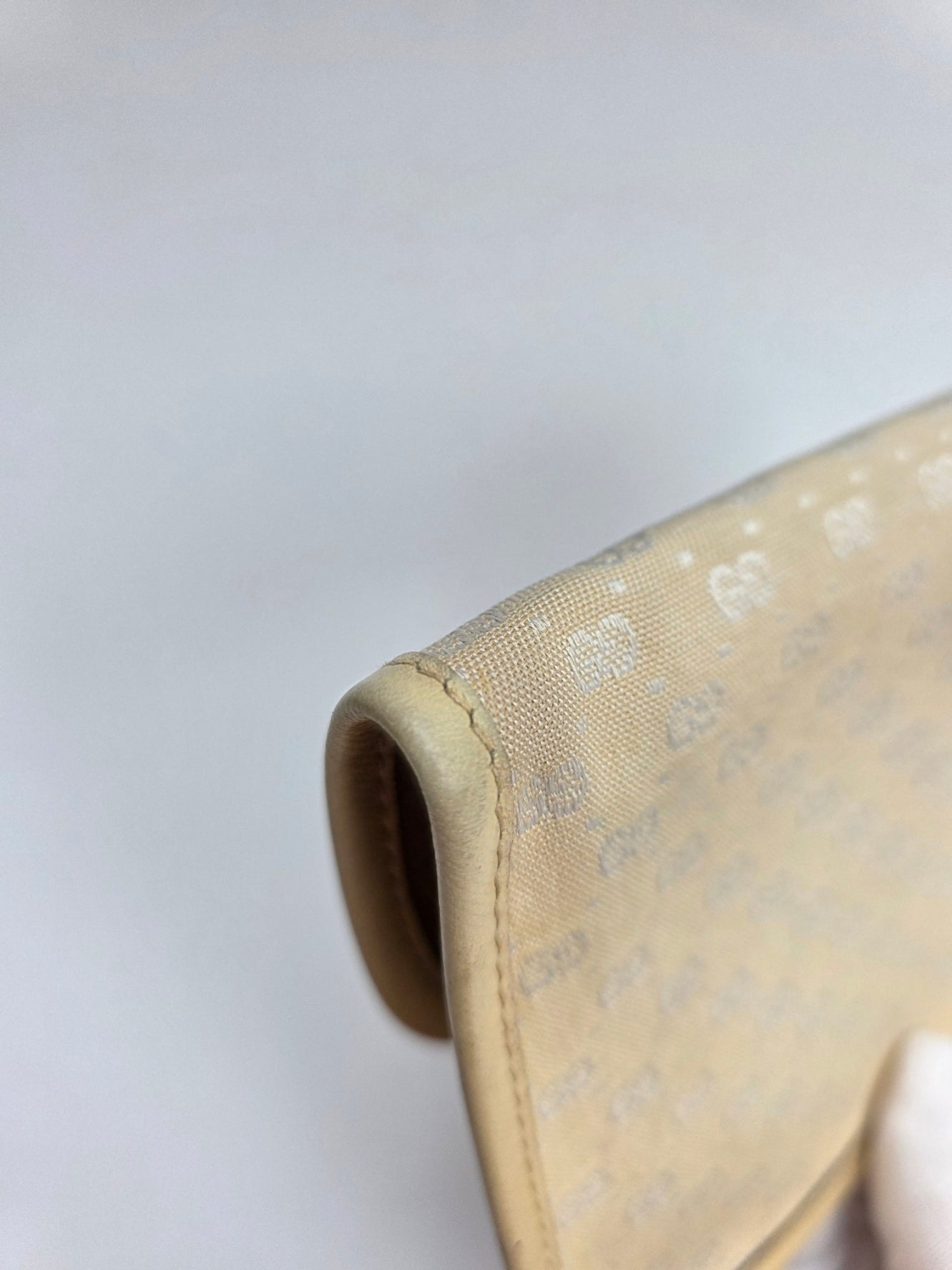 Mini pochette Gucci vintage in micro GG monogram e pelle beige, anni '90