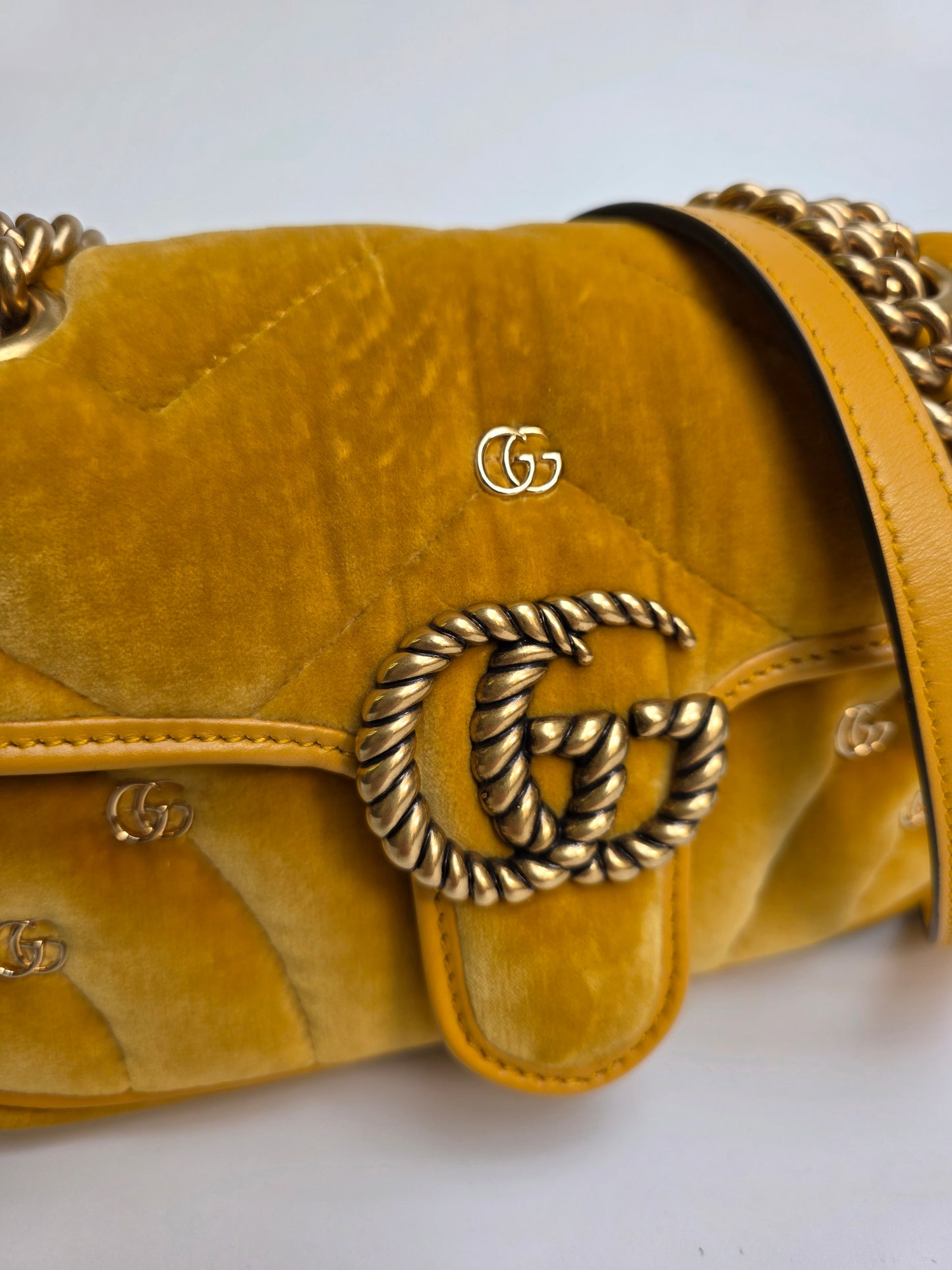 Borsa Gucci Marmont in velluto colore senape