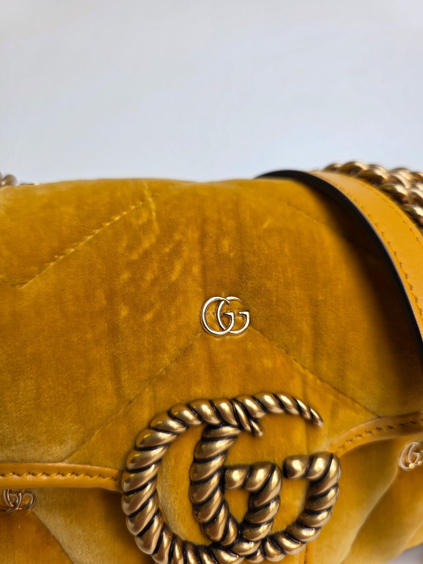 Borsa Gucci Marmont in velluto colore senape