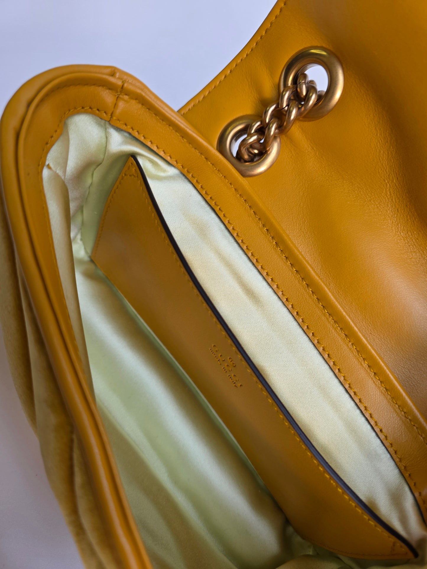 Borsa Gucci Marmont in velluto colore senape