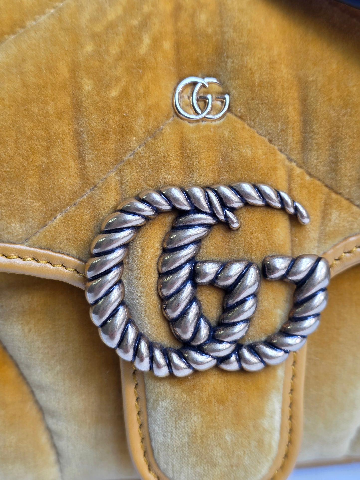 Borsa Gucci Marmont in velluto colore senape