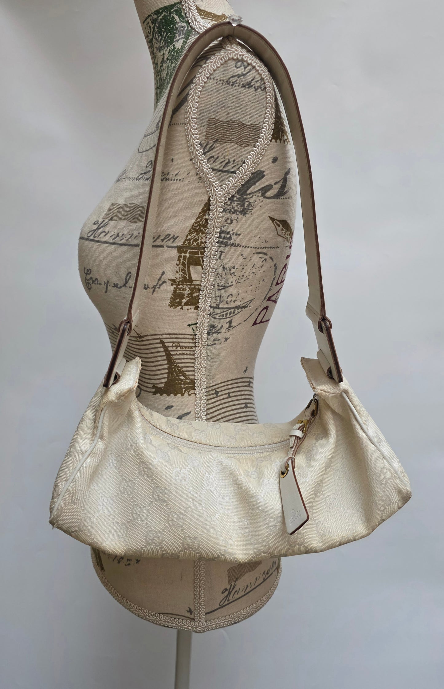 Borsa Gucci vintage modello baguette in tela GG monogram bianca, anni '90