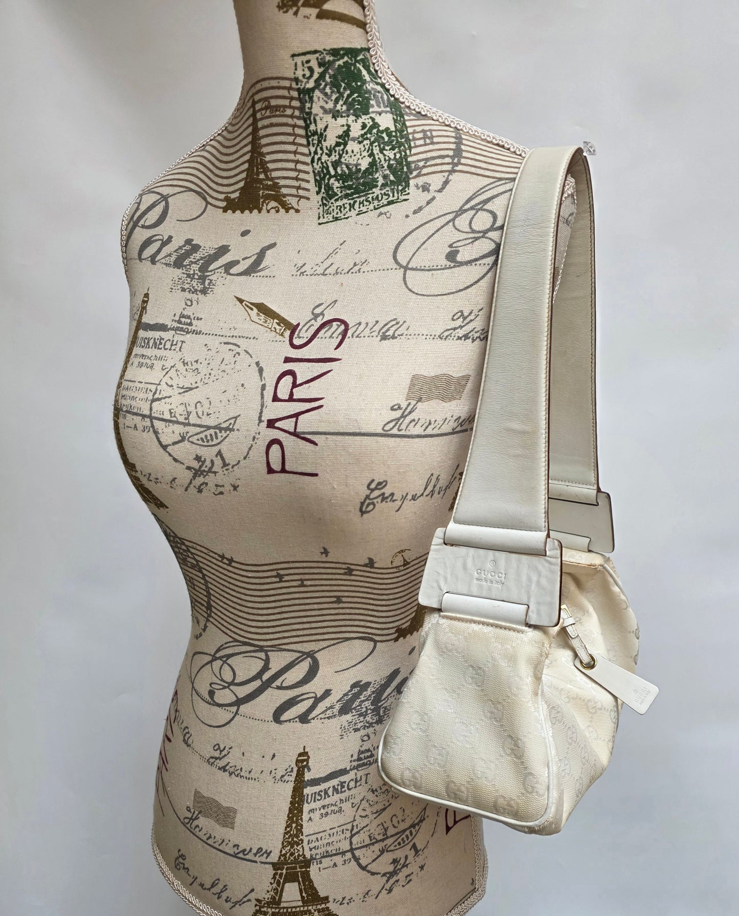 Borsa Gucci vintage modello baguette in tela GG monogram bianca, anni '90