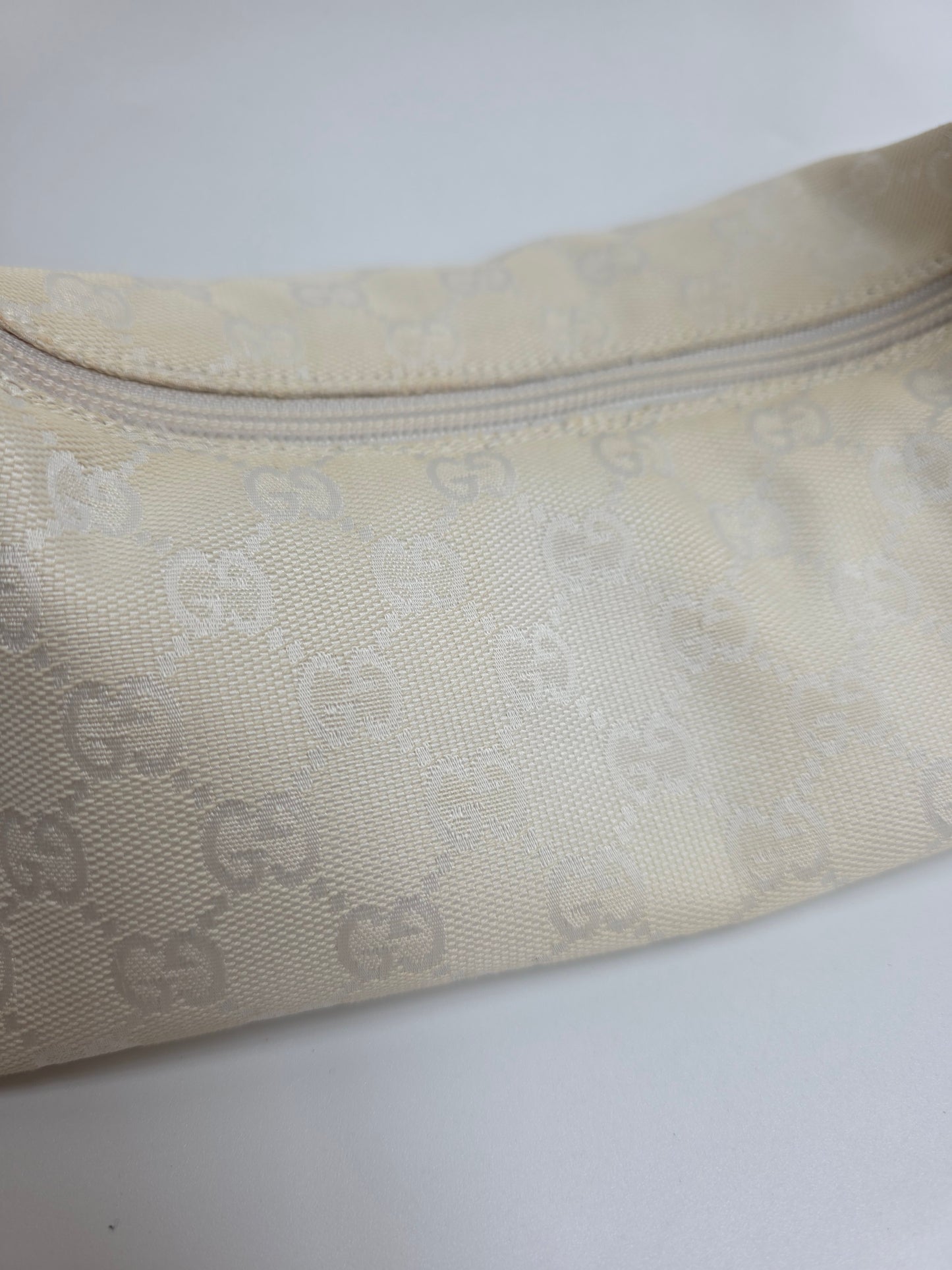 Borsa Gucci vintage modello baguette in tela GG monogram bianca, anni '90