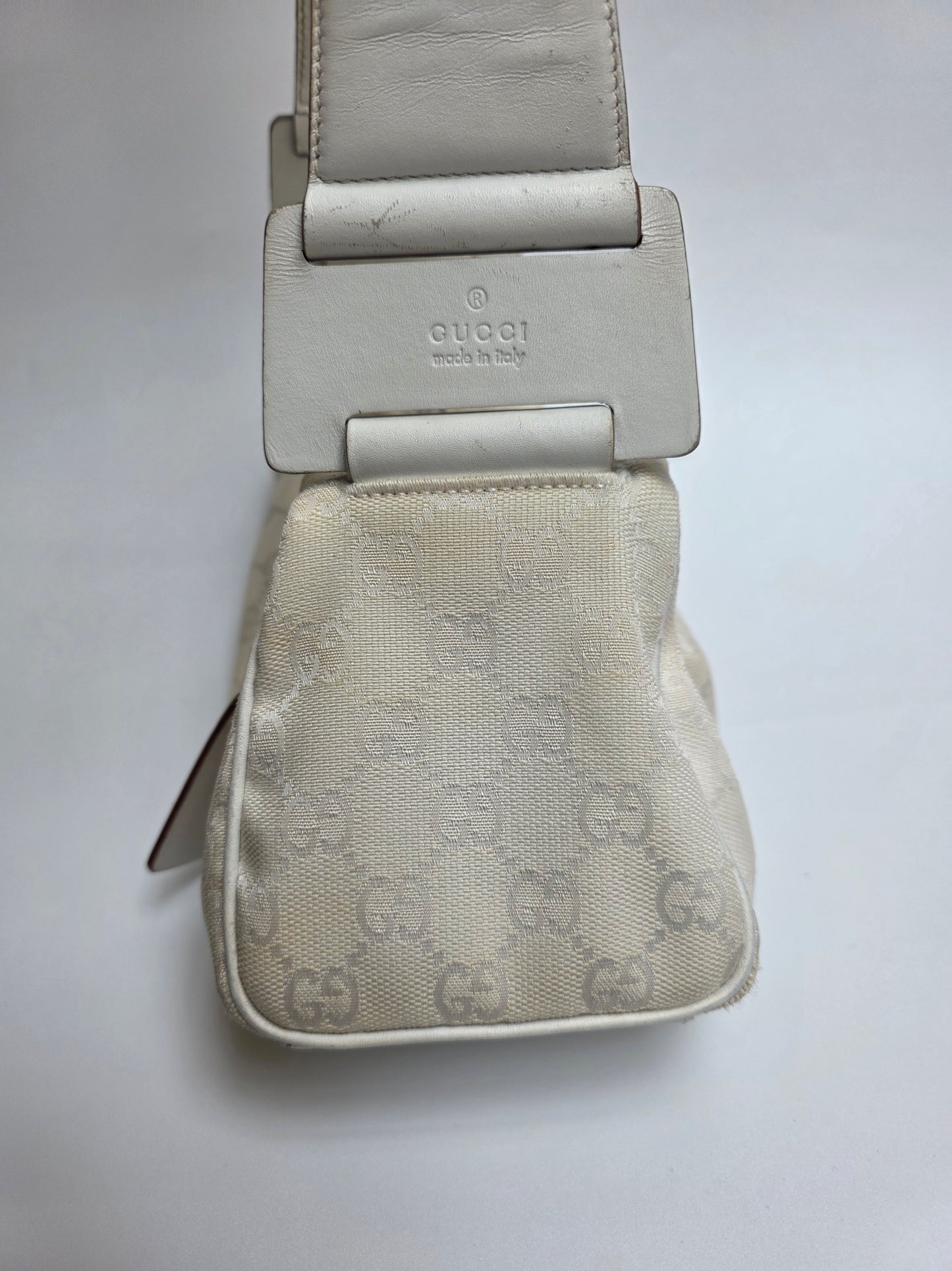 Borsa Gucci vintage modello baguette in tela GG monogram bianca, anni '90
