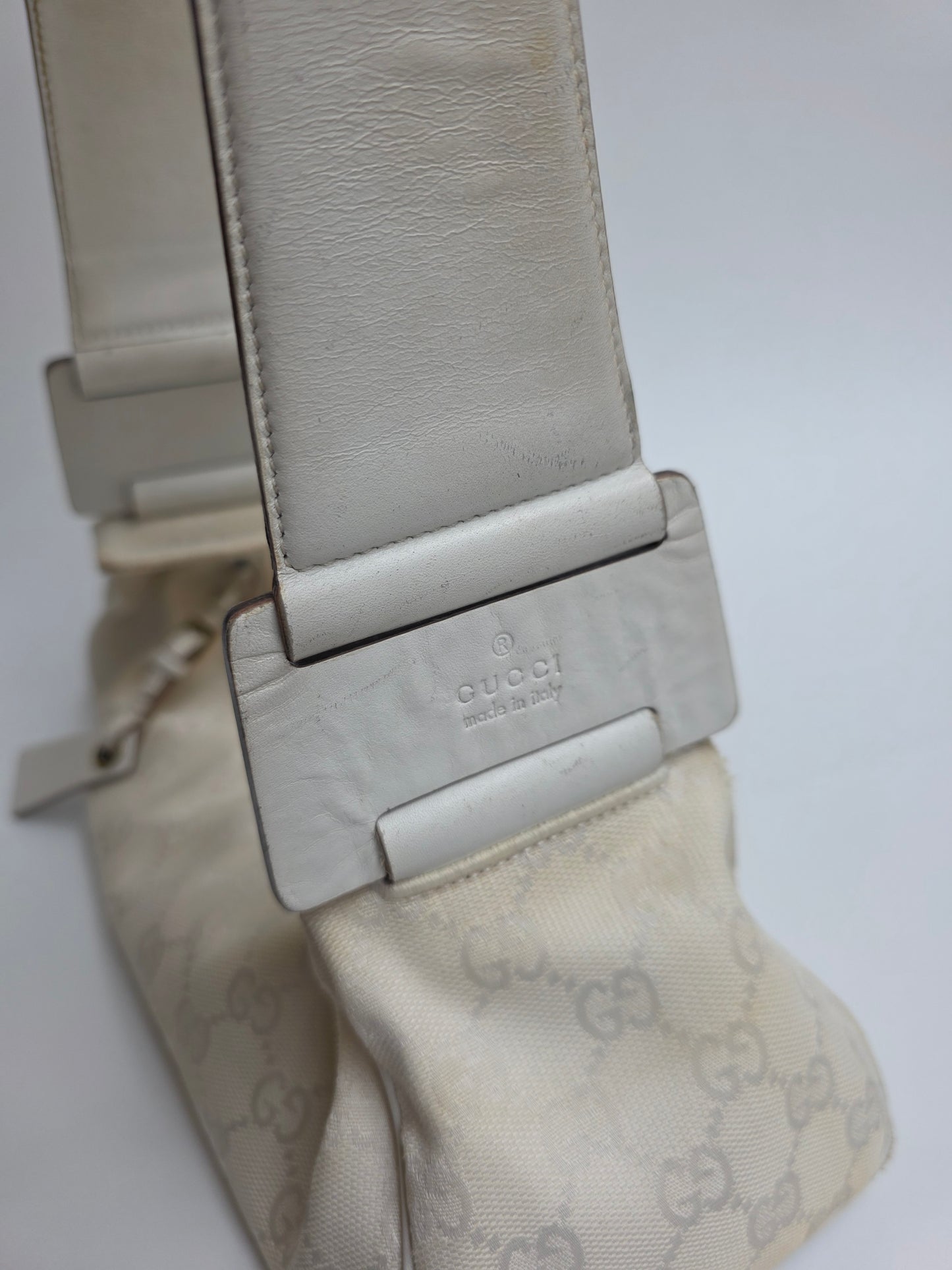 Borsa Gucci vintage modello baguette in tela GG monogram bianca, anni '90