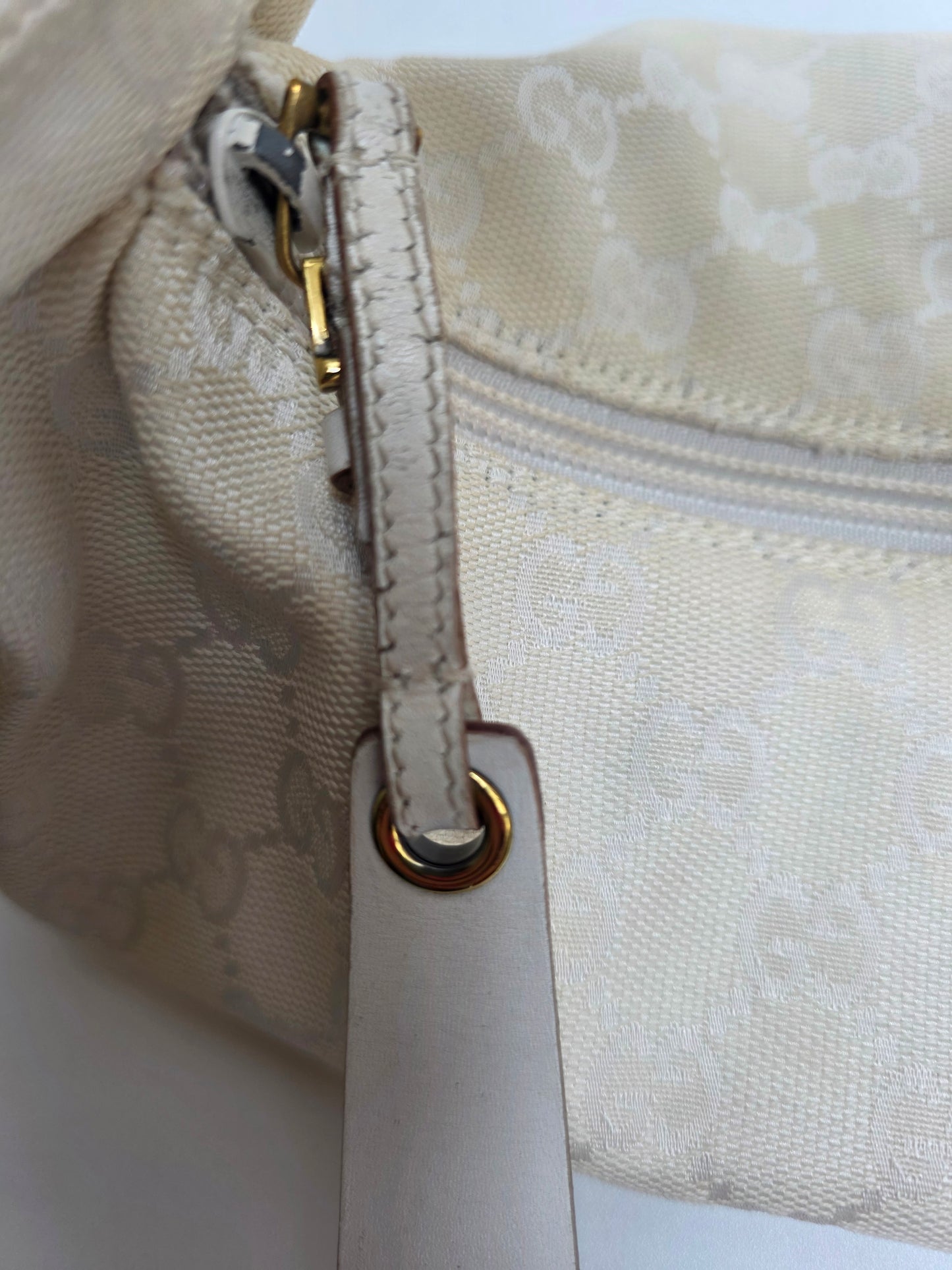 Borsa Gucci vintage modello baguette in tela GG monogram bianca, anni '90