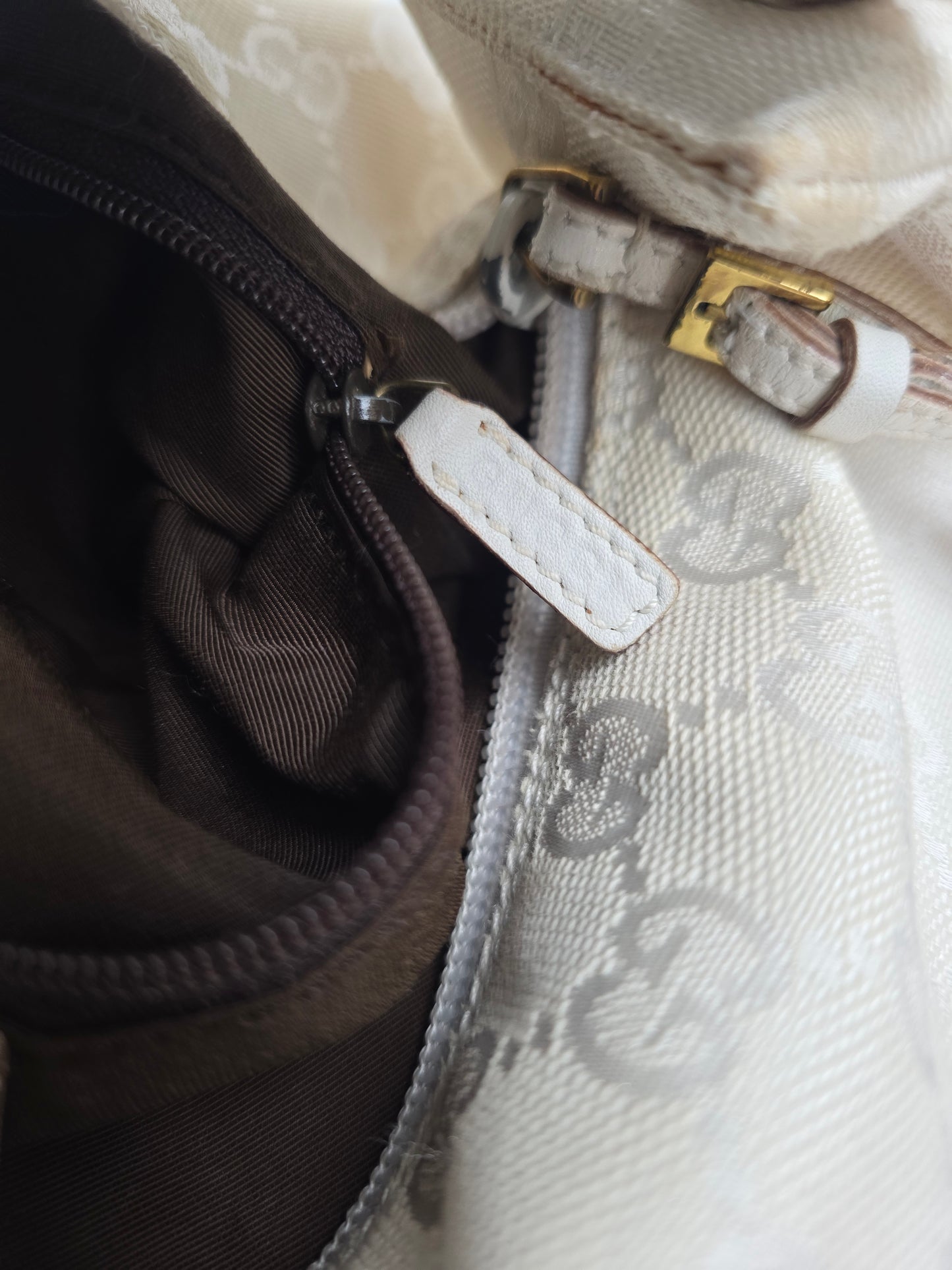 Borsa Gucci vintage modello baguette in tela GG monogram bianca, anni '90