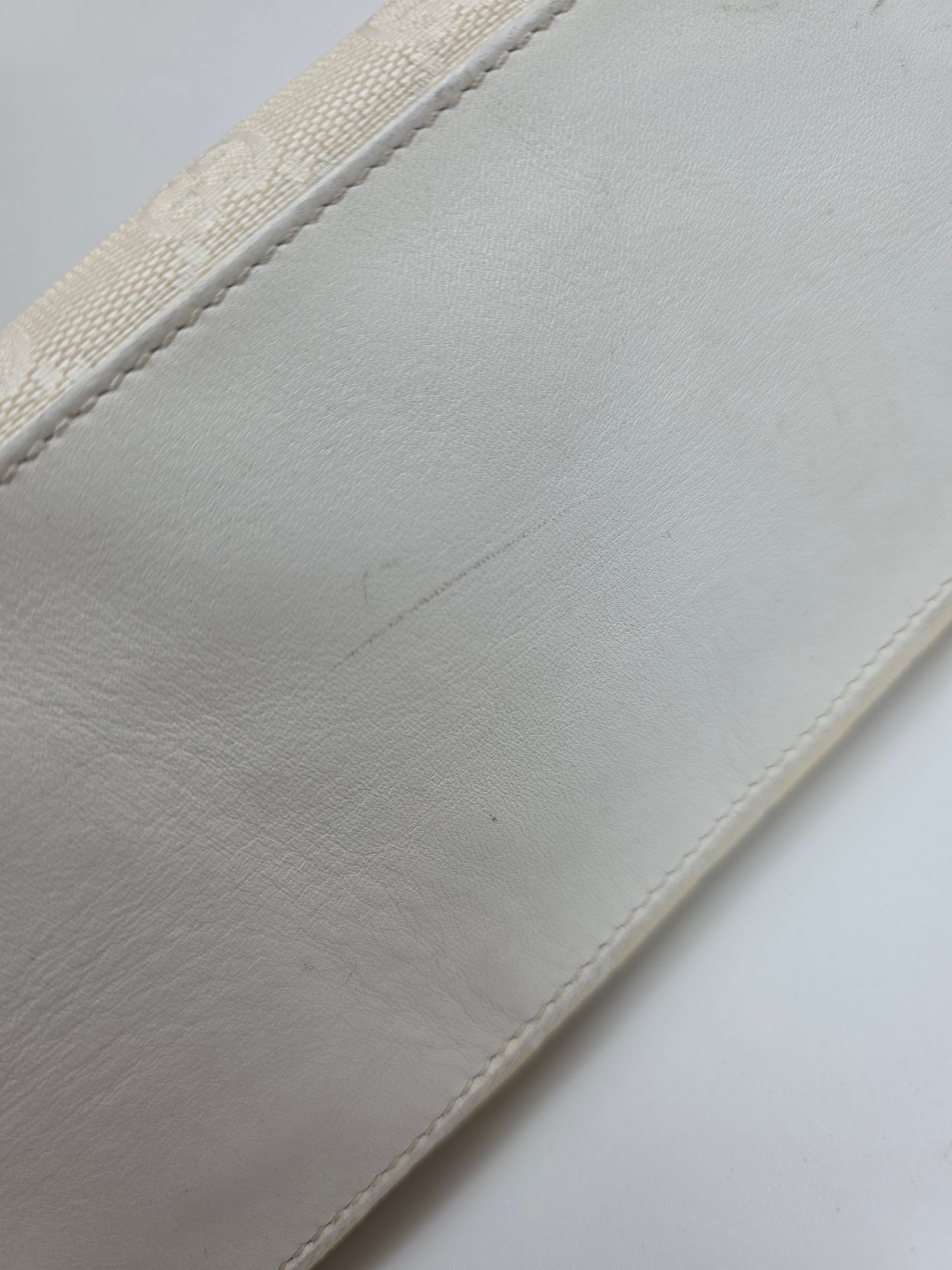 Borsa Gucci vintage modello baguette in tela GG monogram bianca, anni '90