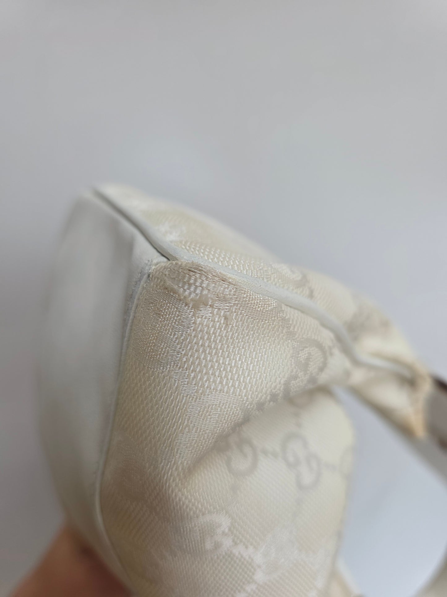 Borsa Gucci vintage modello baguette in tela GG monogram bianca, anni '90