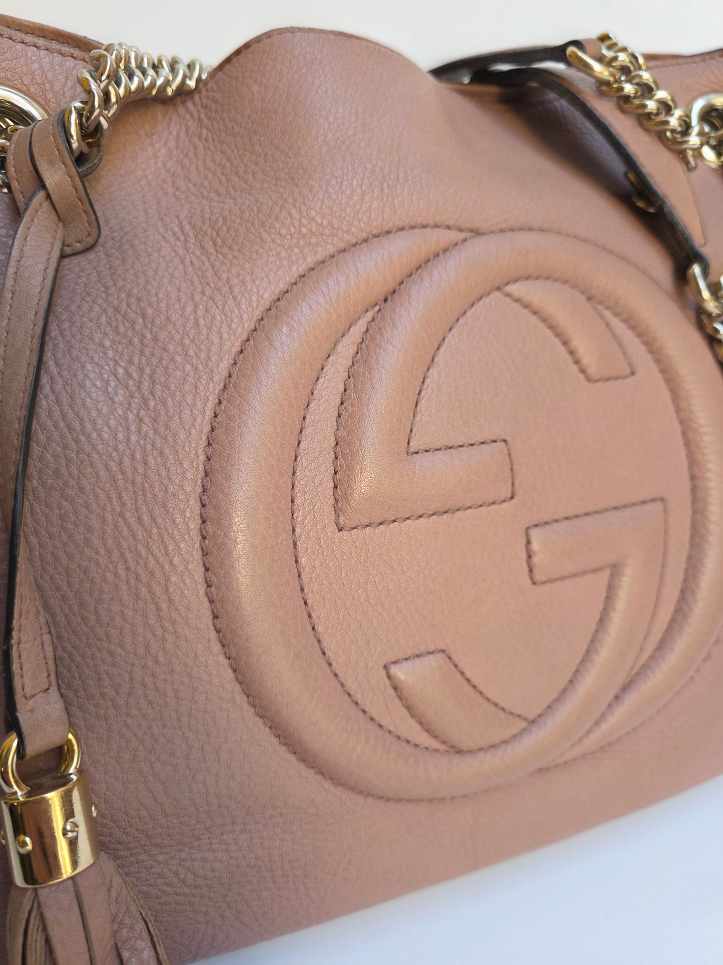Borsa Tote Gucci Soho in pelle rosa con catena dorata
