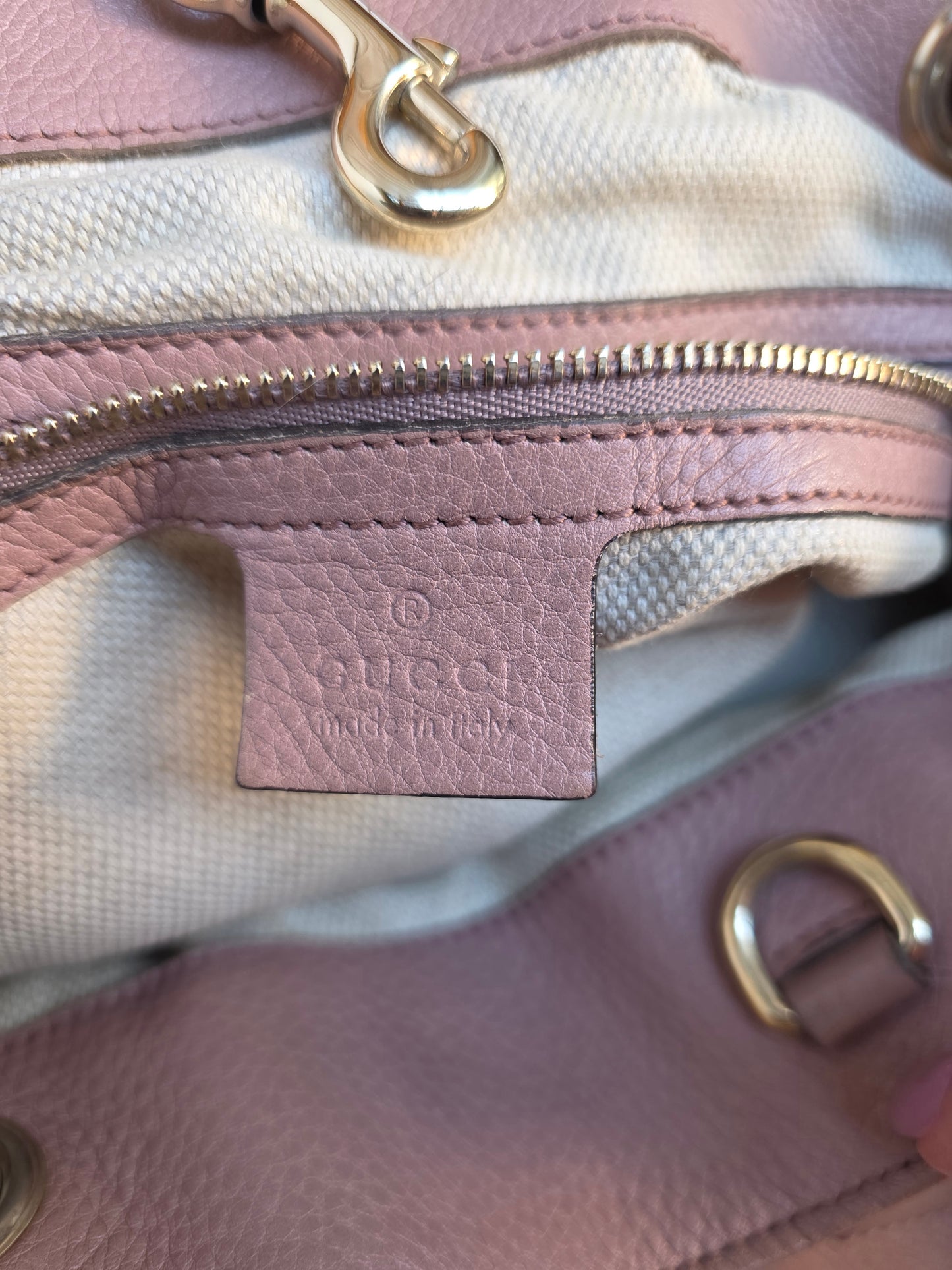 Borsa Tote Gucci Soho in pelle rosa con catena dorata