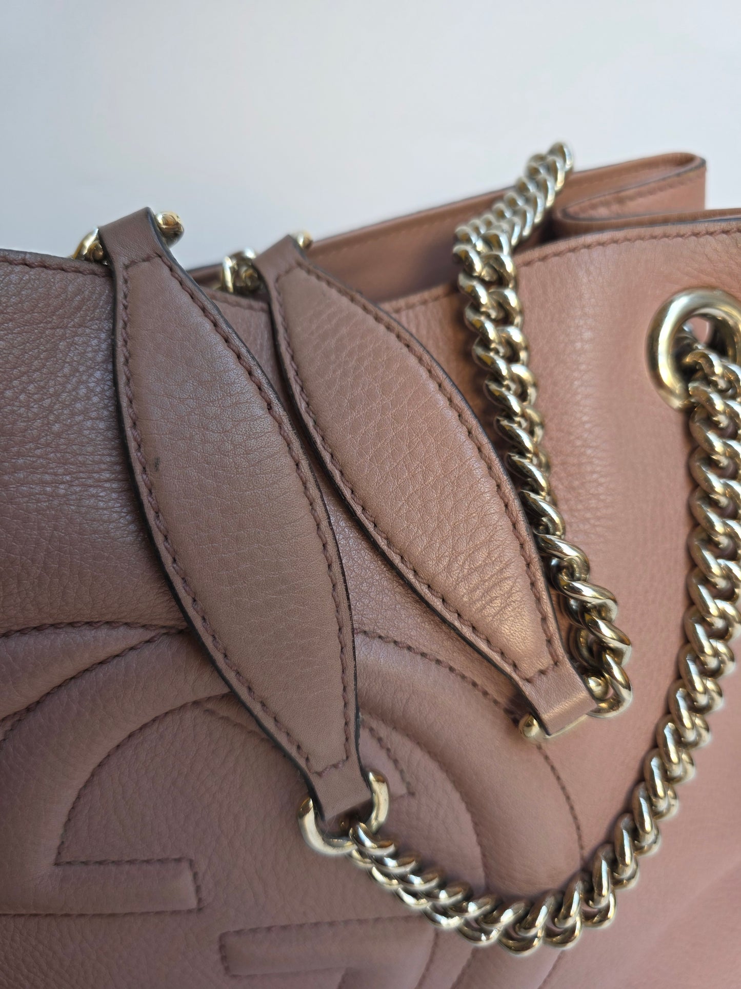 Borsa Tote Gucci Soho in pelle rosa con catena dorata