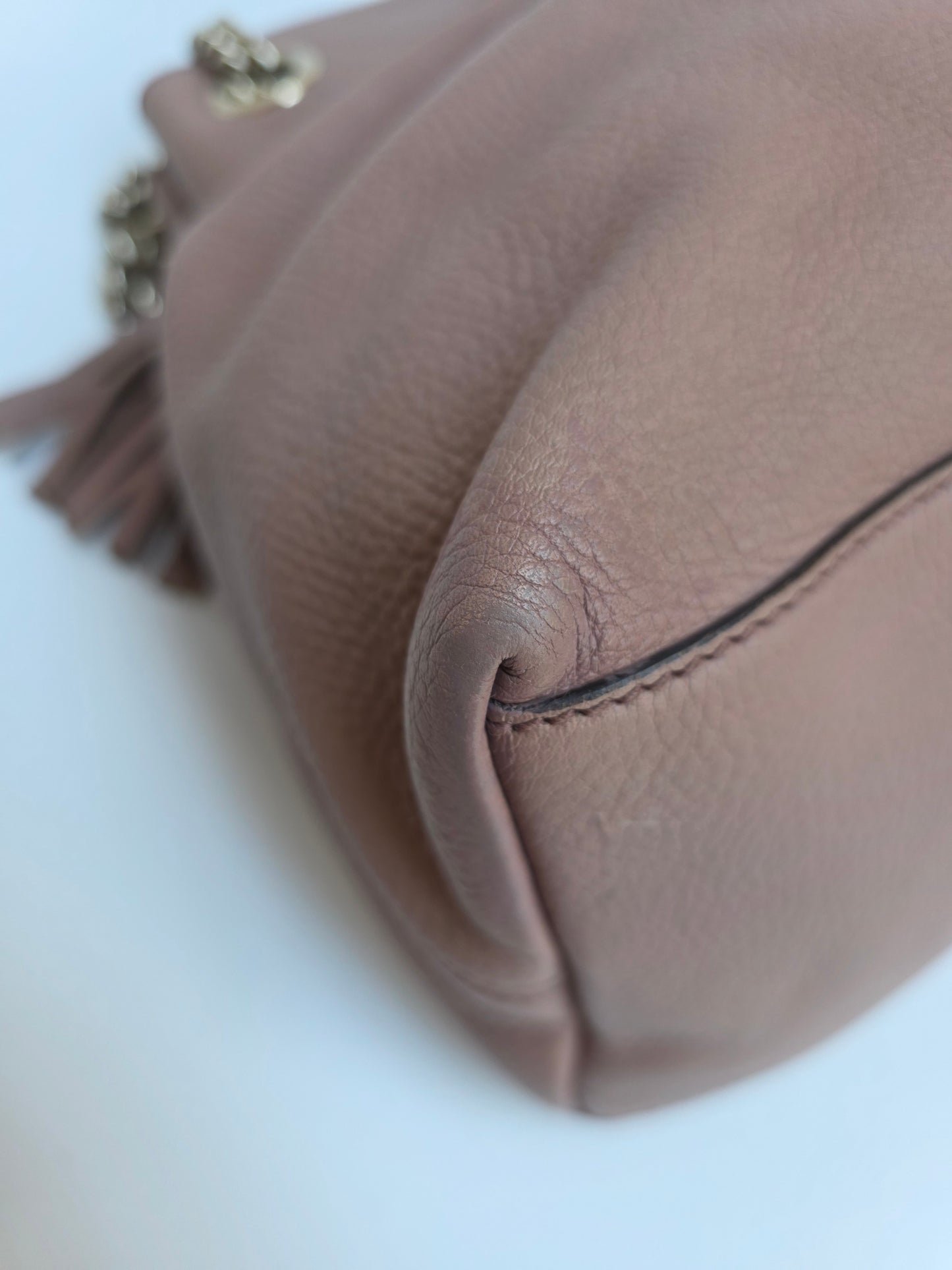Borsa Tote Gucci Soho in pelle rosa con catena dorata