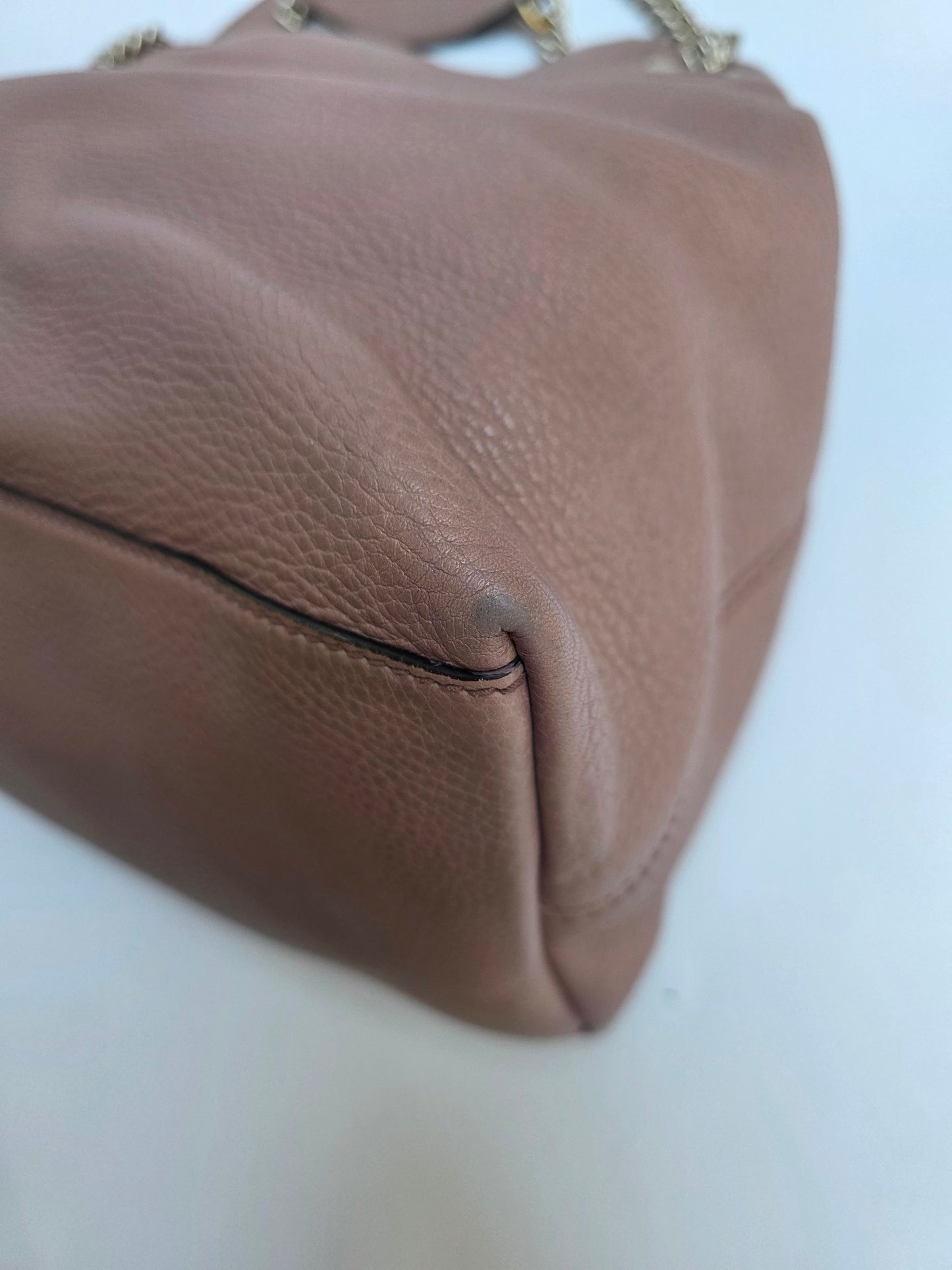 Borsa Tote Gucci Soho in pelle rosa con catena dorata